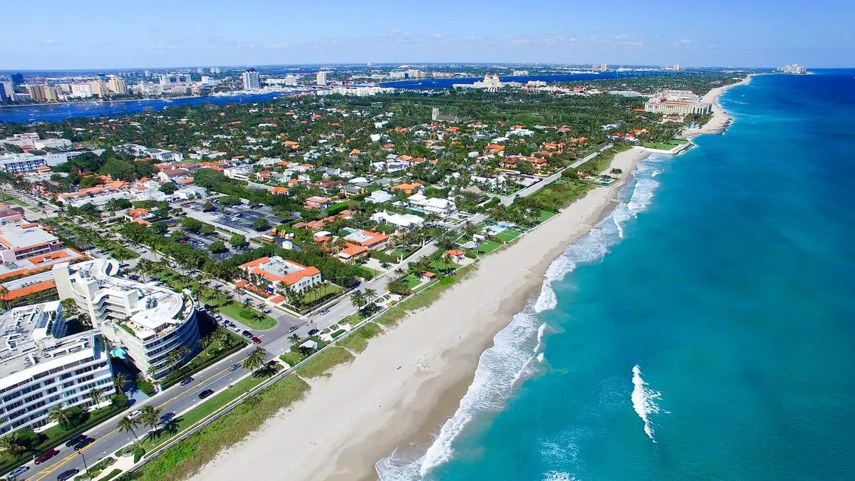Palm Beach combines beaches, palm trees, elegant architecture, and a perfect coastal atmosphere to discover throughout 2026