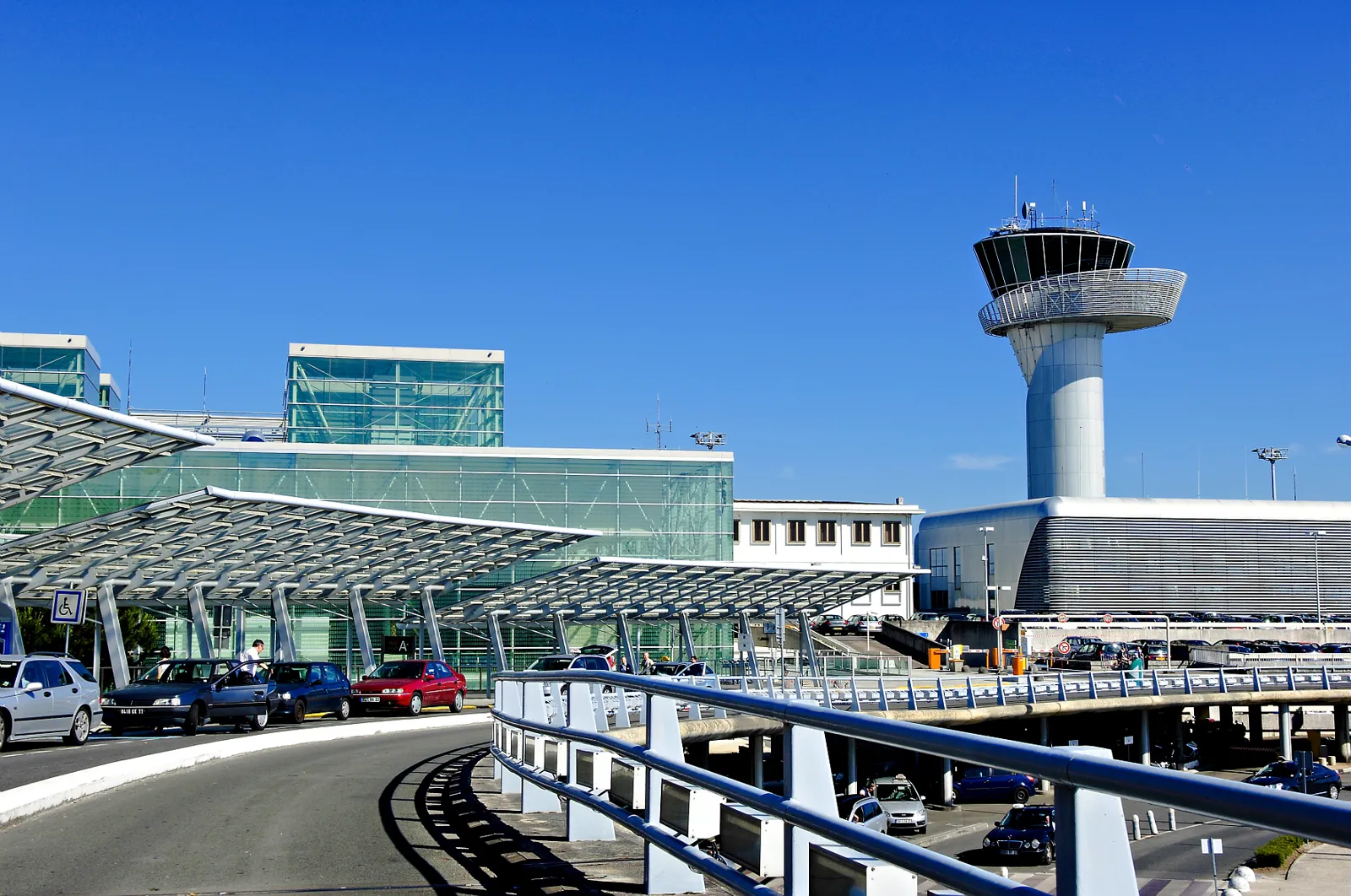Booking Bordeaux Airport Transportation in Advance: Is It Worth It?