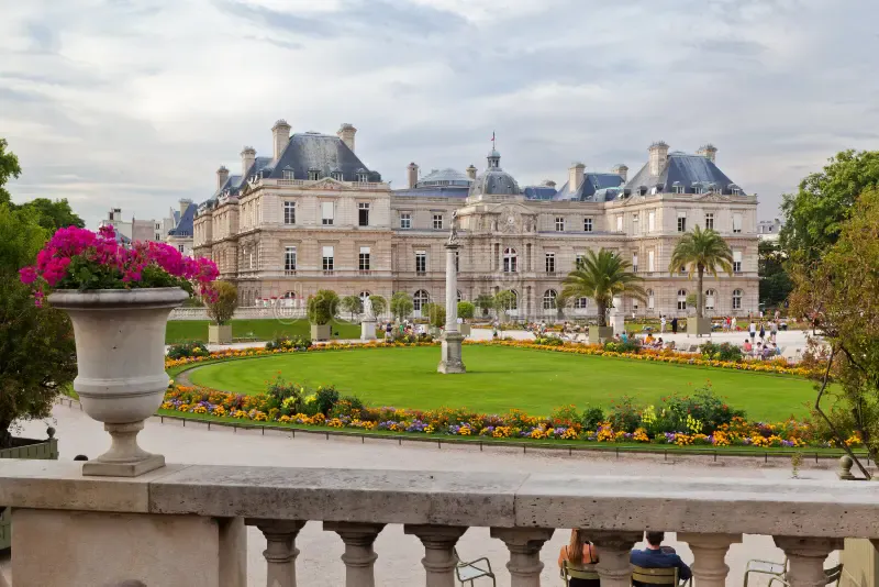 Created in the 17th century, the gardens feature tree-lined promenades, vibrant flowerbeds, fountains, and the majestic Luxembourg Palace. I
