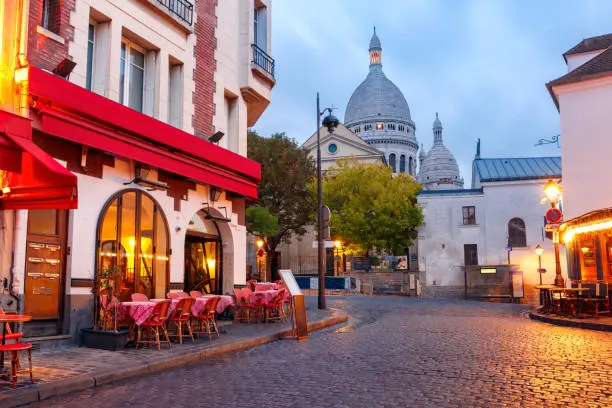 Guided Tour of the Eiffel Tower, Notre Dame, Louvre, and Montmartre