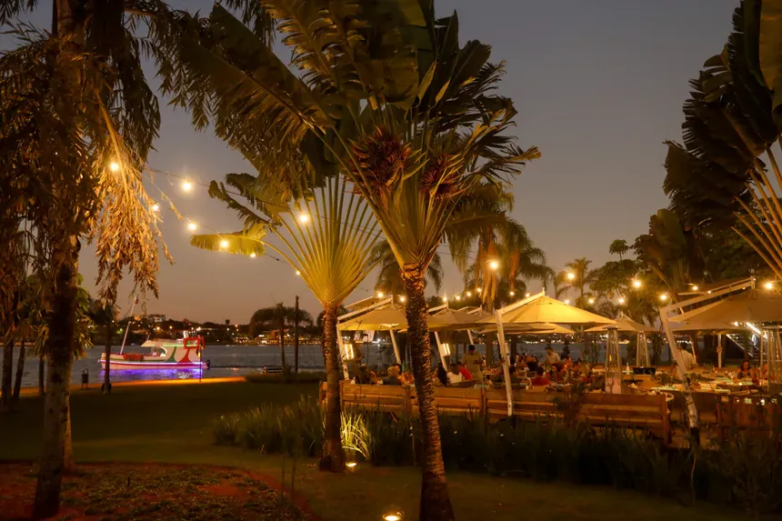 Pontão do Lago Sul combines restaurants, bars, and Lake Paranoá views for a relaxing start to the evening